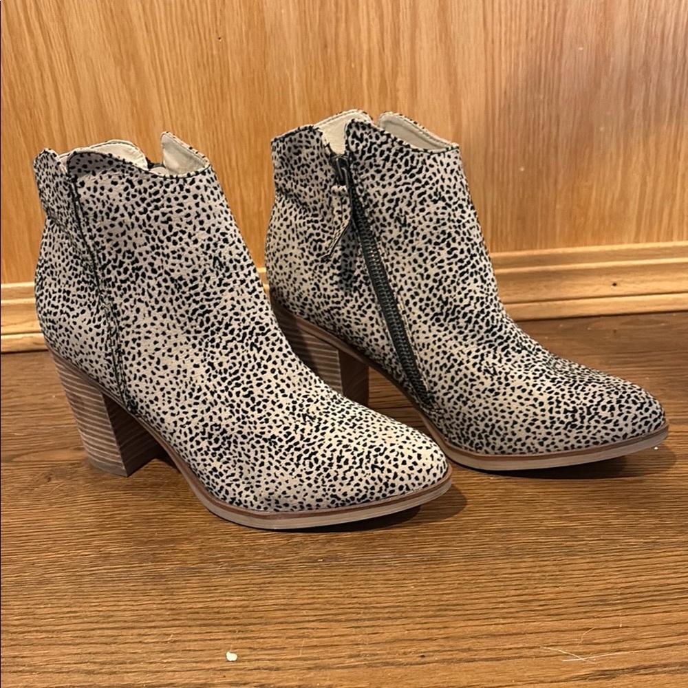MIA Patton Western Inspired Boots in Tan with Black Dots. Size 10W